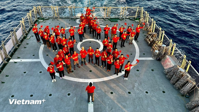 Los delegados vietnamitas en el extranjero forman una figura en medio del mar. (Foto: Vietnam+)