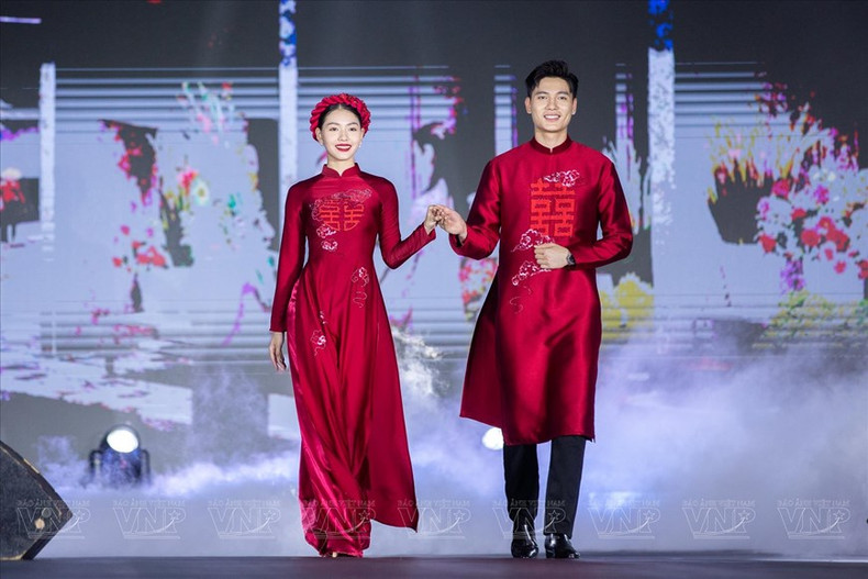 El diseñador Dung Nguyen presenta el Ao dai utilizado en las bodas vietnamitas.