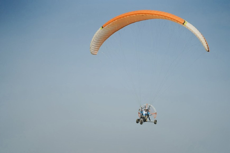 Para garantizar la seguridad, se equipan a los pilotos con algunos dispositivos electrónicos que sirven para navegar y determinar la posición (incluida la altitud), controlar la velocidad del viento durante el despegue y dispositivos de comunicación por radio. Para garantizar la seguridad, se equipan a los pilotos con algunos dispositivos electrónicos que sirven para navegar y determinar la posición (incluida la altitud), controlar la velocidad del viento durante el despegue y dispositivos de comunicación por radio.