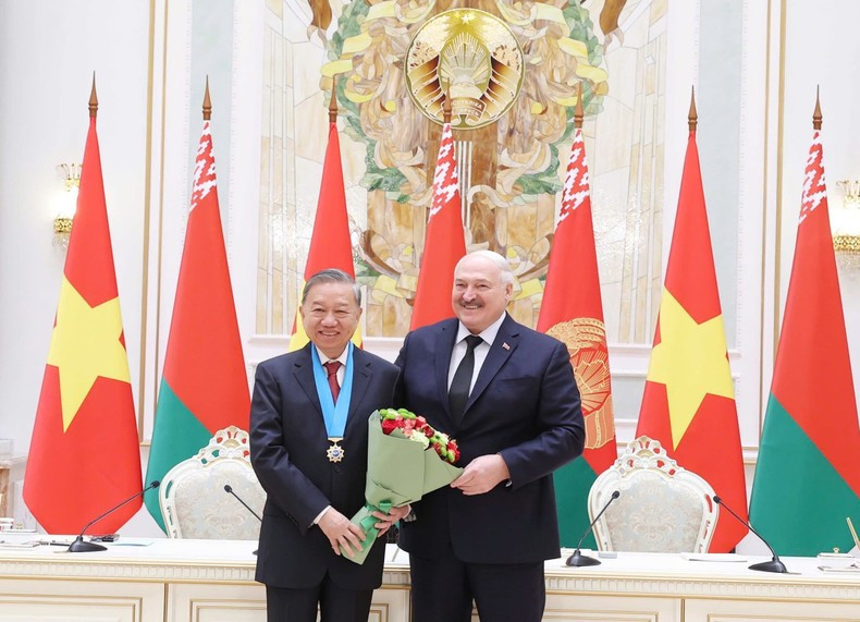 El presidente bielorruso, Aleksandr Lukashenko, entrega la Orden de la Amistad de los Pueblos de Bielorrusia al secretario general del Partido Comunista de Vietnam, To Lam. (Foto: VNA) El presidente bielorruso, Aleksandr Lukashenko, entrega la Orden de la Amistad de los Pueblos de Bielorrusia al secretario general del Partido Comunista de Vietnam, To Lam. (Foto: VNA)