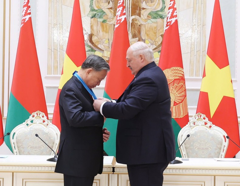 El presidente bielorruso, Aleksandr Lukashenko, entrega la Orden de la Amistad de los Pueblos de Bielorrusia al secretario general del Partido Comunista de Vietnam, To Lam. (Foto: VNA) El presidente bielorruso, Aleksandr Lukashenko, entrega la Orden de la Amistad de los Pueblos de Bielorrusia al secretario general del Partido Comunista de Vietnam, To Lam. (Foto: VNA)