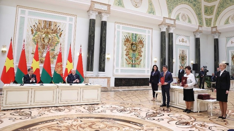 El secretario general del Partido Comunista de Vietnam, To Lam y el presidente de Bielorrusia, Aleksandr Lukashenko, presencian la ceremonia de firma del Memorando de Entendimiento entre la Unión de Organizaciones de Amistad de Vietnam y la Asociación Bielorrusa para la Amistad y el Intercambio Cultural con países extranjeros. (Foto: Thong Nhat/VNA) El secretario general del Partido Comunista de Vietnam, To Lam y el presidente de Bielorrusia, Aleksandr Lukashenko, presencian la ceremonia de firma del Memorando de Entendimiento entre la Unión de Organizaciones de Amistad de Vietnam y la Asociación Bielorrusa para la Amistad y el Intercambio Cultural con países extranjeros. (Foto: Thong Nhat/VNA)