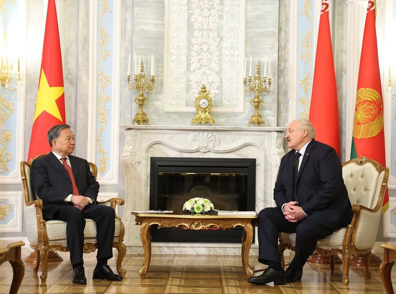 El secretario general del Partido Comunista de Vietnam, To Lam, mantiene una breve reunión con el presidente bielorruso, Aleksandr Lukashenko. (Foto: VNA) El secretario general del Partido Comunista de Vietnam, To Lam, mantiene una breve reunión con el presidente bielorruso, Aleksandr Lukashenko. (Foto: VNA)