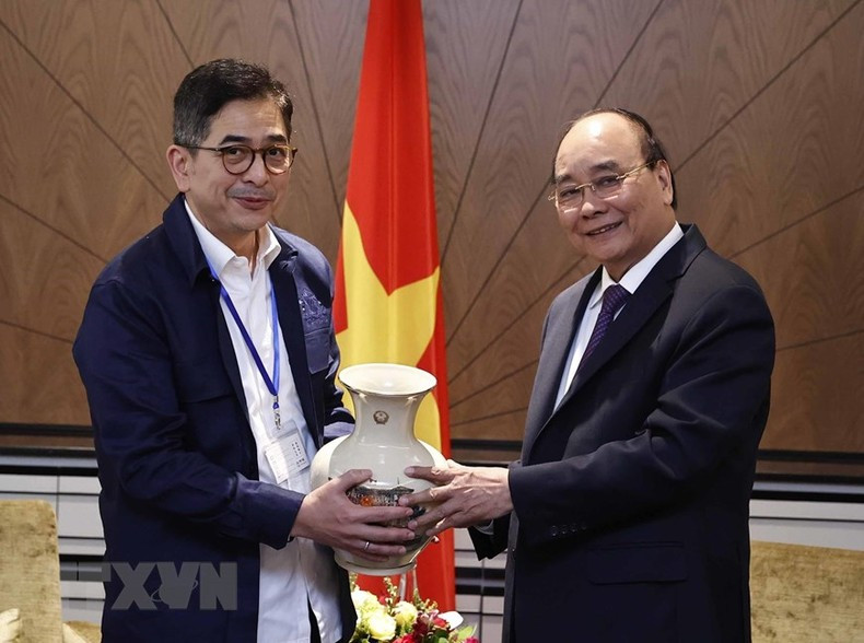 Xuan Phuc entrega regalos a Arsjad Rasjid. Xuan Phuc entrega regalos a Arsjad Rasjid.