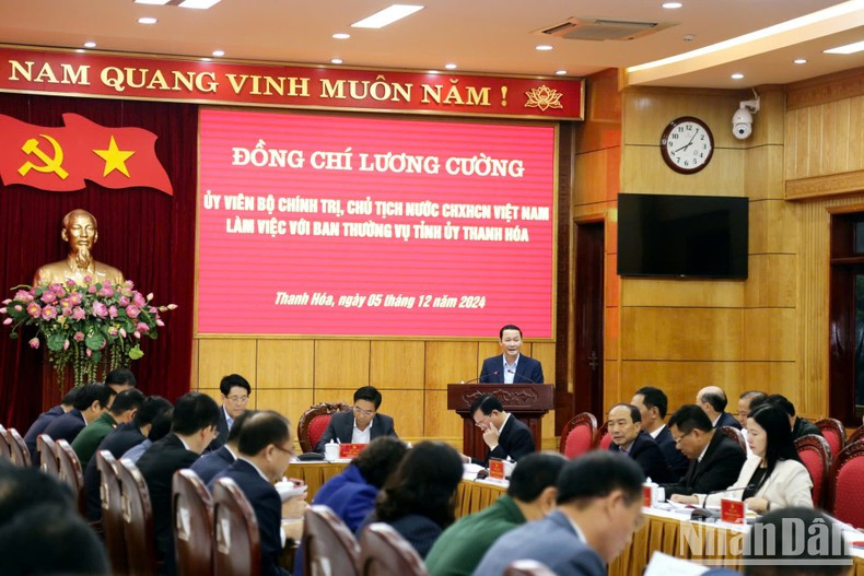 El presidente del Comité Popular de Thanh Hoa, Do Minh Tuan, presenta el informe. El presidente del Comité Popular de Thanh Hoa, Do Minh Tuan, presenta el informe.