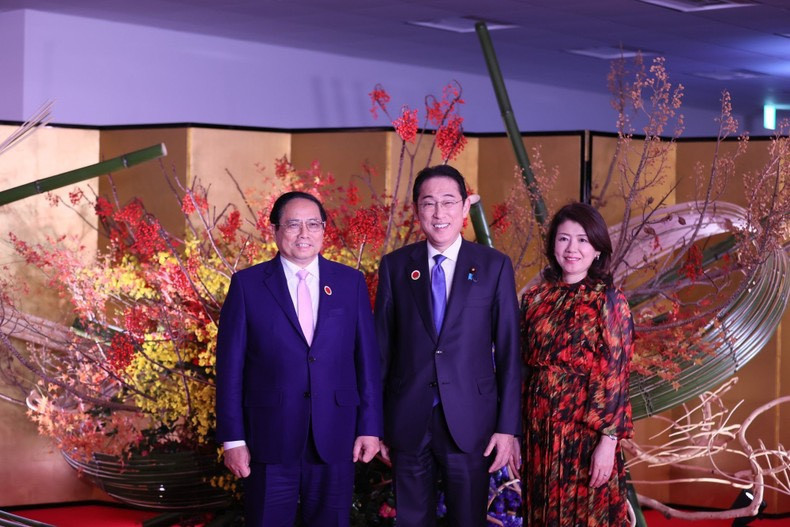 El primer ministro japonés, Kishida Fumio, y su esposa, dan la bienvenida a su homólogo vietnamita, Pham Minh Chinh.