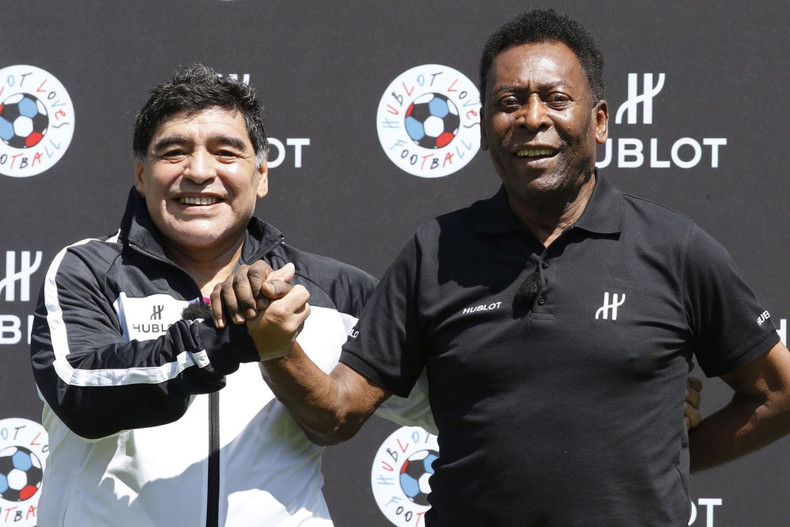 Una foto de Pelé y la leyenda del fútbol argentino, Diego Armando Maradona. Tras la muerte de Maradona, Pelé compartió en su página de Instagram: "Un día, ojalá juguemos juntos en el cielo". (Fotografía: Patrick Kovarik/AFP/Getty Images) Una foto de Pelé y la leyenda del fútbol argentino, Diego Armando Maradona. Tras la muerte de Maradona, Pelé compartió en su página de Instagram: "Un día, ojalá juguemos juntos en el cielo". (Fotografía: Patrick Kovarik/AFP/Getty Images)
