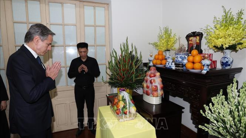 El secretario de Estado estadounidense, Antony Blinken, enciende incienso para rendir homenaje al secretario general Nguyen Phu Trong. El secretario de Estado estadounidense, Antony Blinken, enciende incienso para rendir homenaje al secretario general Nguyen Phu Trong.