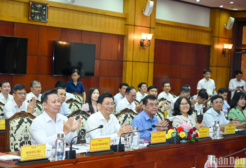 Las autoridades de Tay Ninh y los delegados.