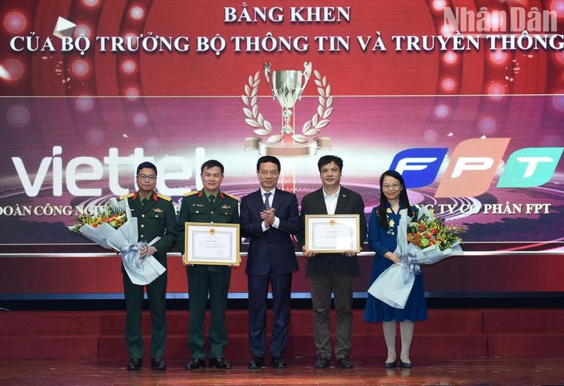 El ministro de Información y Comunicación, Nguyen Manh Hung, entrega certificado de mérito a la empresa de telecomunicaciones FPT y el grupo de Telecomunicaciones e Industria Militar Viettel. El ministro de Información y Comunicación, Nguyen Manh Hung, entrega certificado de mérito a la empresa de telecomunicaciones FPT y el grupo de Telecomunicaciones e Industria Militar Viettel.