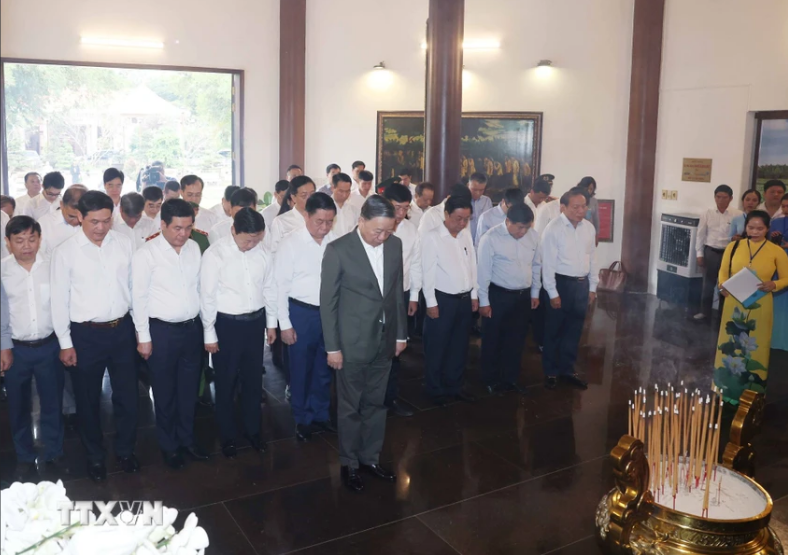 El secretario general del Partido Comunista de Vietnam, To Lam, y los delegados conmemoran a Nguyen Sinh Sac, padre del Presidente Ho Chi Minh. El secretario general del Partido Comunista de Vietnam, To Lam, y los delegados conmemoran a Nguyen Sinh Sac, padre del Presidente Ho Chi Minh.
