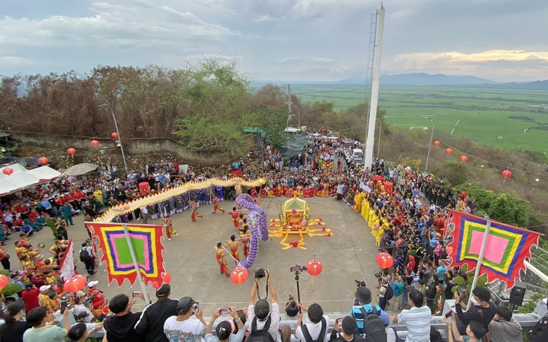 La ceremonia de llevar la estatua de Ba Chua Xu desde la montaña Sam hasta el templo Ba atrae a miles de turistas. La ceremonia de llevar la estatua de Ba Chua Xu desde la montaña Sam hasta el templo Ba atrae a miles de turistas.
