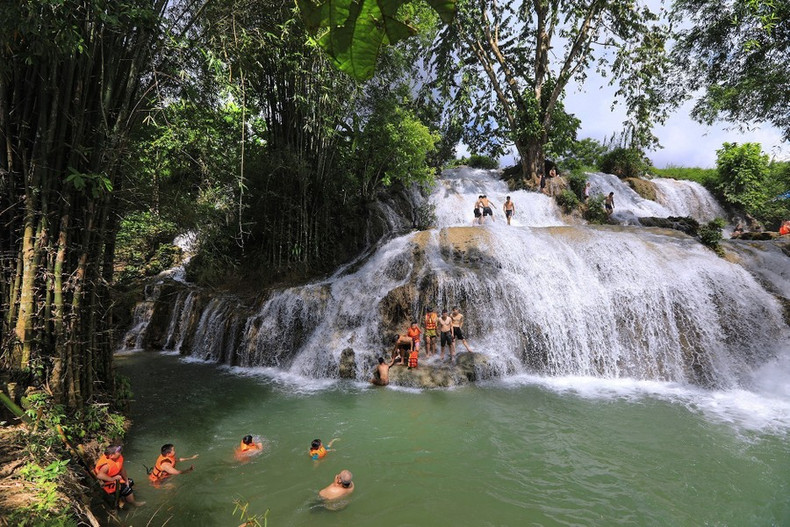 Al pie de la cascada hay un lago azul. Al pie de la cascada hay un lago azul.