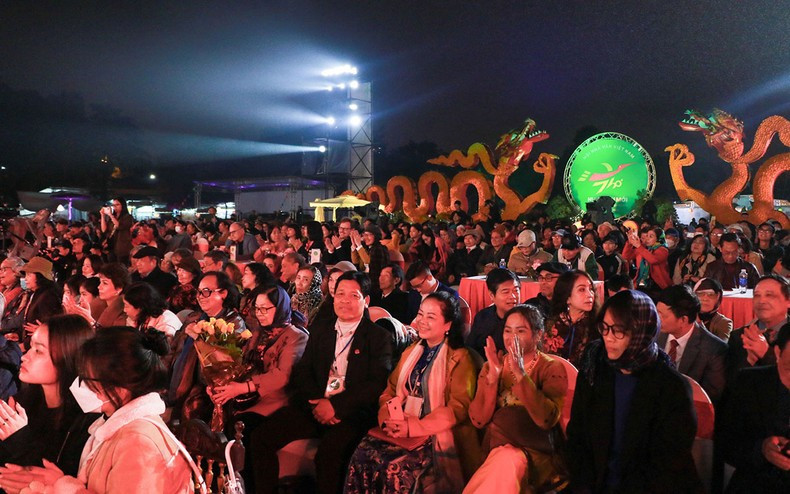 En el público había personas de todas las edades. En el público había personas de todas las edades.