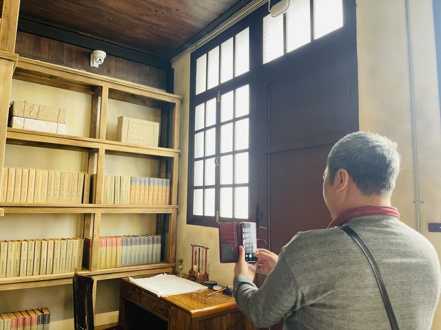 Nguyen Tran Tuyen, un turista vietnamita, se emociona cuando escucha historias sobre los días de Ho Chi Minh en Kunming. Nguyen Tran Tuyen, un turista vietnamita, se emociona cuando escucha historias sobre los días de Ho Chi Minh en Kunming.