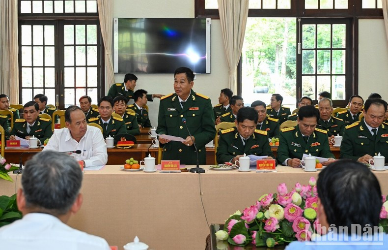 El comandante del Alto Mando Militar de An Giang, el coronel Nguyen Van Leo, interviene en el acto El comandante del Alto Mando Militar de An Giang, el coronel Nguyen Van Leo, interviene en el acto