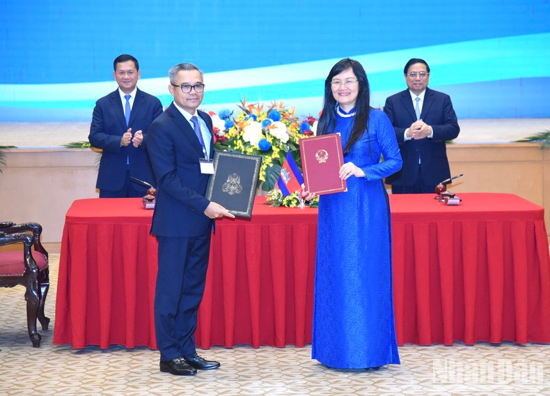 Firma de un memorando de entendimiento entre la Academia Diplomática de Vietnam y el Instituto de Diplomacia y Relaciones Internacionales de Camboya.