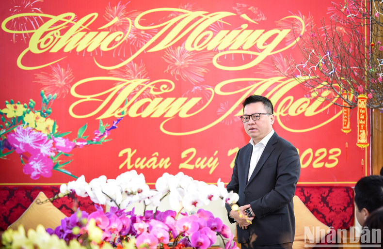 Le Quoc Minh, también miembro del Comité Central del PCV, subjefe de su Comisión de Comunicación y Educación y presidente de la Asociación de Periodistas del país, transmite los mejores deseos a los soldados.