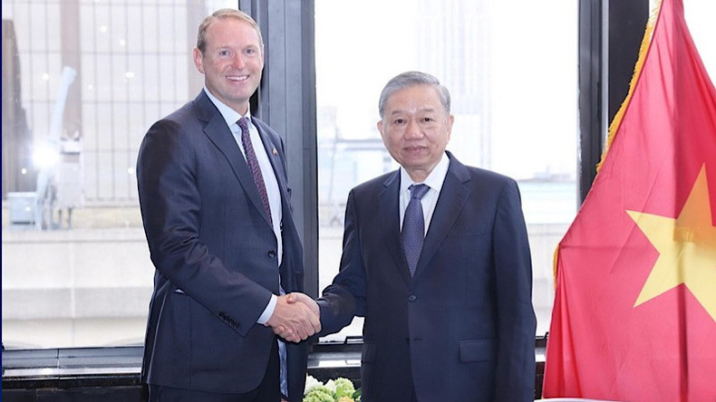 To Lam recibe a Nate Franklin, presidente y director ejecutivo de Pacifico Energy. To Lam recibe a Nate Franklin, presidente y director ejecutivo de Pacifico Energy.