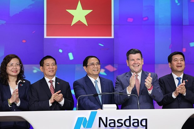 El primer ministro Pham Minh Chinh toca la campana de apertura de la sesión de negociación en la Bolsa de Valores NASDAQ. (Foto: VNA) El primer ministro Pham Minh Chinh toca la campana de apertura de la sesión de negociación en la Bolsa de Valores NASDAQ. (Foto: VNA)