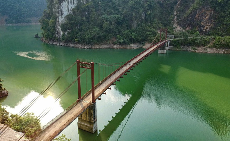 El puente Pa Phong cruza el embalse hidroeléctrico de Son La El puente Pa Phong cruza el embalse hidroeléctrico de Son La