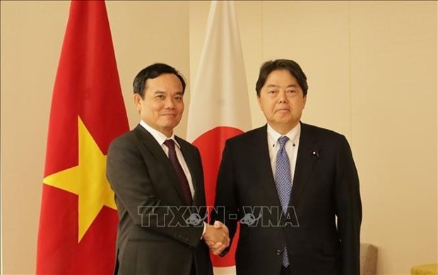 El viceprimer ministro de Vietnam Tran Luu Quang (izquierda) se reúne con Hayashi Yoshimasa, ministro de Relaciones Exteriores de Japón (Foto: VNA)