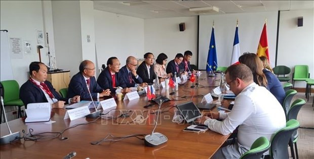 La delegación vietnamita trabaja con socios franceces (Foto: VNA) La delegación vietnamita trabaja con socios franceces (Foto: VNA)