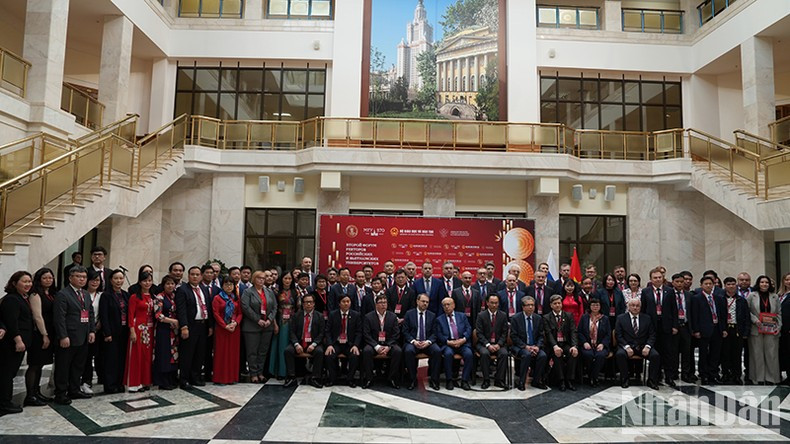 Delegados vietnamitas y rusas en la cita