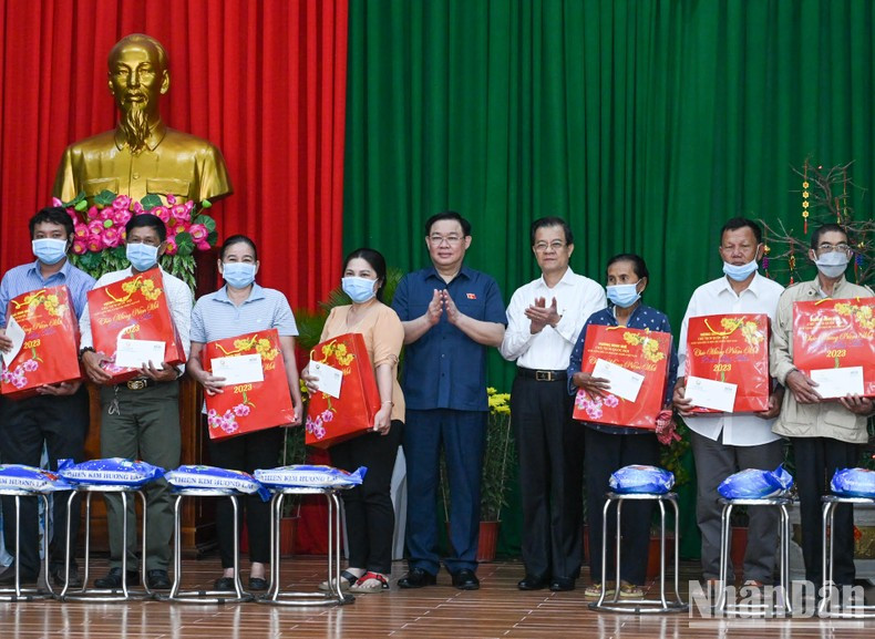 El jefe del Parlamento y el secretario del Comité Provincial del Partido, Le Hong Quang, entregan regalos del Tet a las familias de la localidad dependientes de prestaciones sociales, a hogares con bajos recursos y a empleados en condiciones económicamente difíciles.