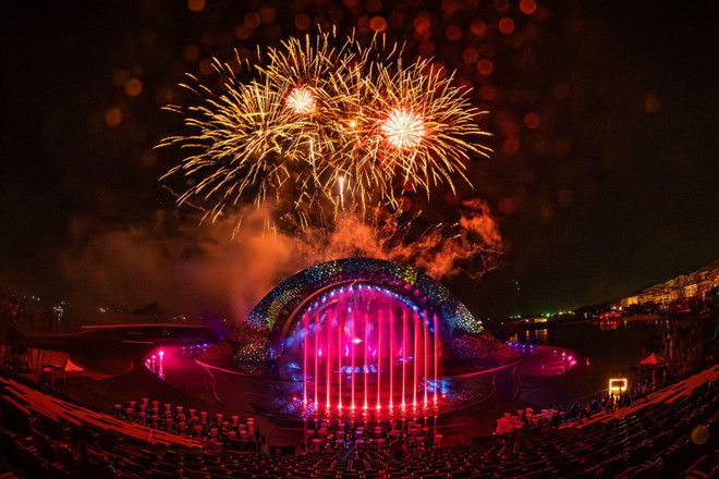 El escenario del evento de Coca-Cola es impresionante con una variedad de efectos. (Foto: Sun Group)