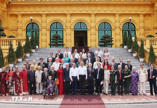To Lam y los delegados se toman una foto de recuerdo. (Foto: VNA) To Lam y los delegados se toman una foto de recuerdo. (Foto: VNA)