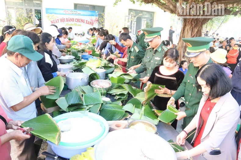 Además, otorgan mil banh chung (pasteles cuadrados de arroz glutinoso) a familias beneficiarias de las políticas preferenciales del Estado y a hogares pobres. Además, otorgan mil banh chung (pasteles cuadrados de arroz glutinoso) a familias beneficiarias de las políticas preferenciales del Estado y a hogares pobres.