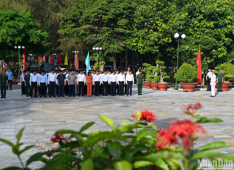La delegación rinde homenaje a héroes y mártires.