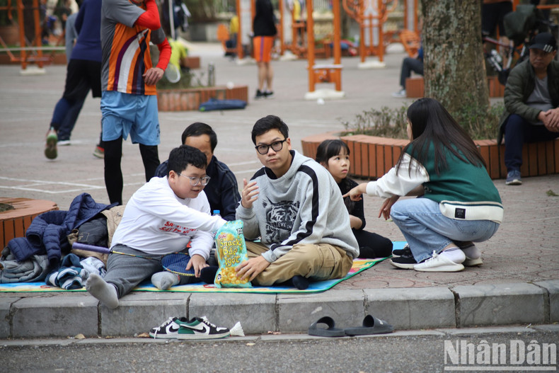 Algunas familias acampan en el parque Bach Thao para relajarse y pasar momentos juntos después de un ajetreado año.