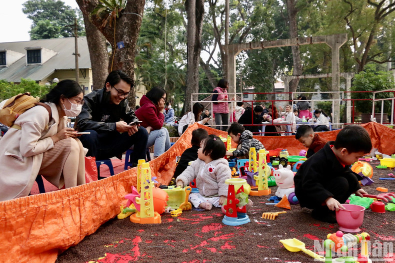 Las familias con niños pequeños eligen el parque Bach Thao como destino pacífico para pasar el primer día de vacación.