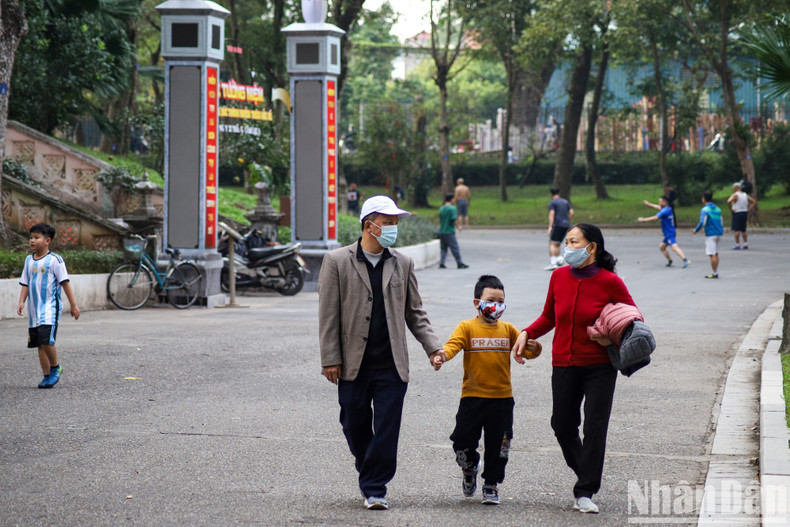 Muchas personas eligen este lugar para pasear con familiares y amigos, además de respirar el aire puro del parque.