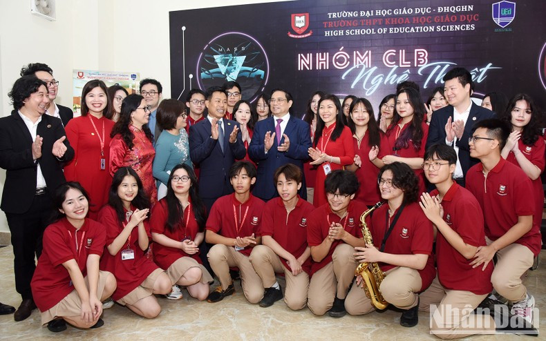 Minh Chinh y profesores y estudiantes de la escuela secundaria de Ciencias de la Educación de la Universidad Nacional de Hanói. Minh Chinh y profesores y estudiantes de la escuela secundaria de Ciencias de la Educación de la Universidad Nacional de Hanói.