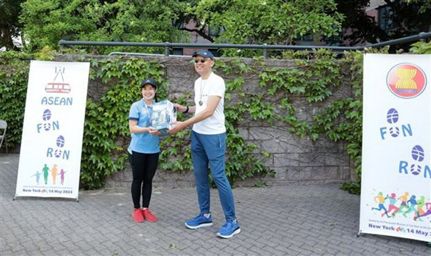 El Comité Organizador entrega premios a los atletas. (Foto: Quang Huy/VNA) El Comité Organizador entrega premios a los atletas. (Foto: Quang Huy/VNA)