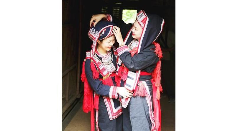 La novia lleva el vestido tradicional más bonito hecho por ella misma. La novia lleva el vestido tradicional más bonito hecho por ella misma.