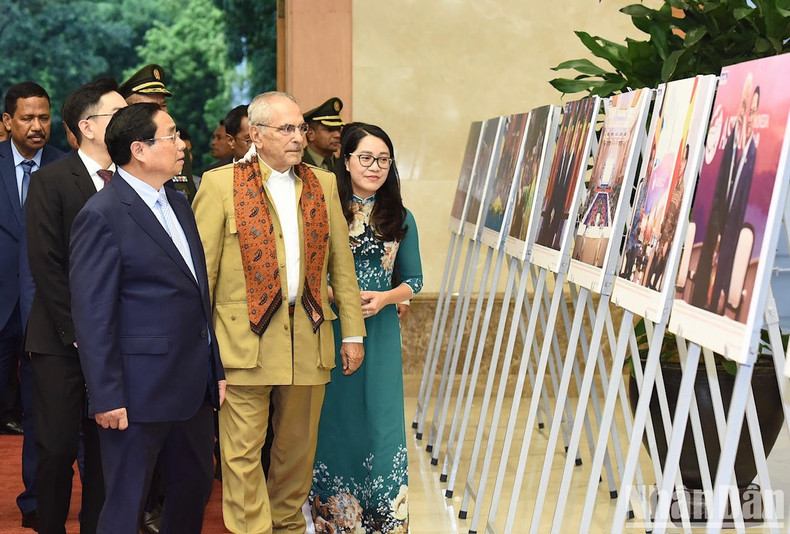 El jefe de Gobierno vietnamita, Pham Minh Chinh, y el presidente de Timor Oriental, José Ramos-Horta, visitan exposición sobre los logros de cooperación entre los dos países.