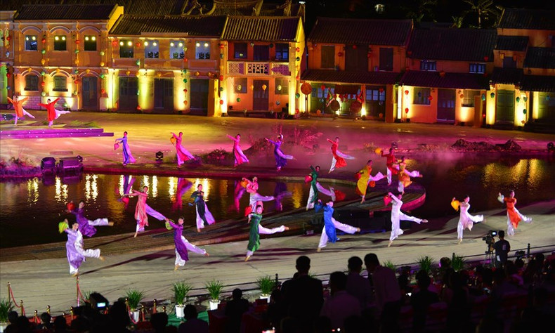 Baile para celebrar el Año Nacional del Turismo 2022 del pueblo Quang. Baile para celebrar el Año Nacional del Turismo 2022 del pueblo Quang.
