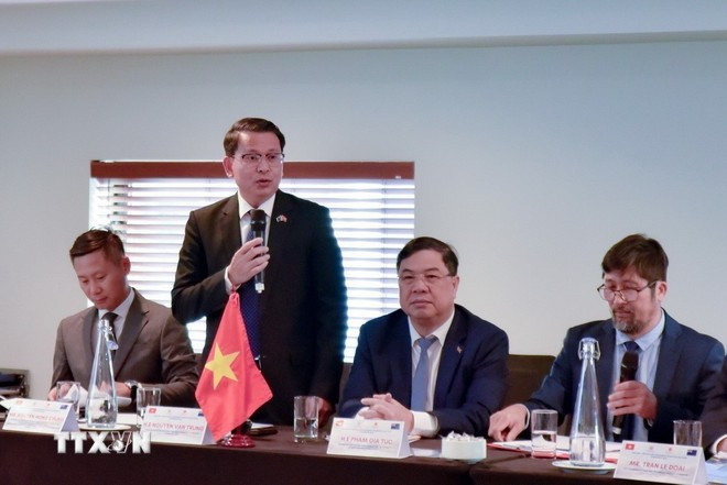 El embajador vietnamita Nguyen Van Trung durante una sesión de trabajo con la delegación de promoción comercial de Nam Dinh en Nueva Zelanda. (Foto: VNA) El embajador vietnamita Nguyen Van Trung durante una sesión de trabajo con la delegación de promoción comercial de Nam Dinh en Nueva Zelanda. (Foto: VNA)