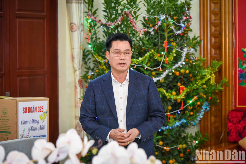 El coronel Nguyen Khac Thom, comandante de la División 325 habla en el acto.