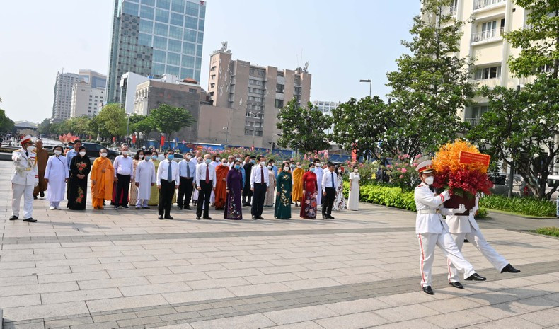 Los participantes depositan ofrendas florales ante la estatua del Presidente Ho Chi Minh. Los participantes depositan ofrendas florales ante la estatua del Presidente Ho Chi Minh.