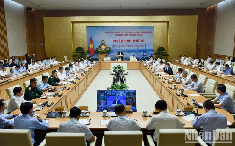 El premier vietnamita solicita que los ministerios, sectores y localidades informen y debatan los resultados de la implementación, las deficiencias, las limitaciones, las dificultades, los problemas y propongan soluciones para impulsar el despliegue de proyectos en el tiempo próximo.