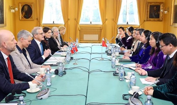 Panorama del encuentro entre la vicepresidenta de Vietnam, Vo Thi Anh Xuan y el primer ministro de Noruega, Jonas Gahr Store. (Foto: VNA) Panorama del encuentro entre la vicepresidenta de Vietnam, Vo Thi Anh Xuan y el primer ministro de Noruega, Jonas Gahr Store. (Foto: VNA)