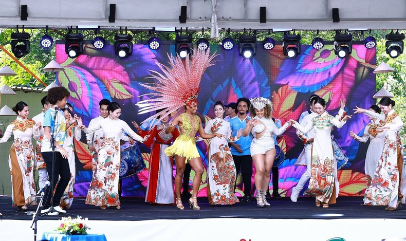 Una actuación artística en el acto.