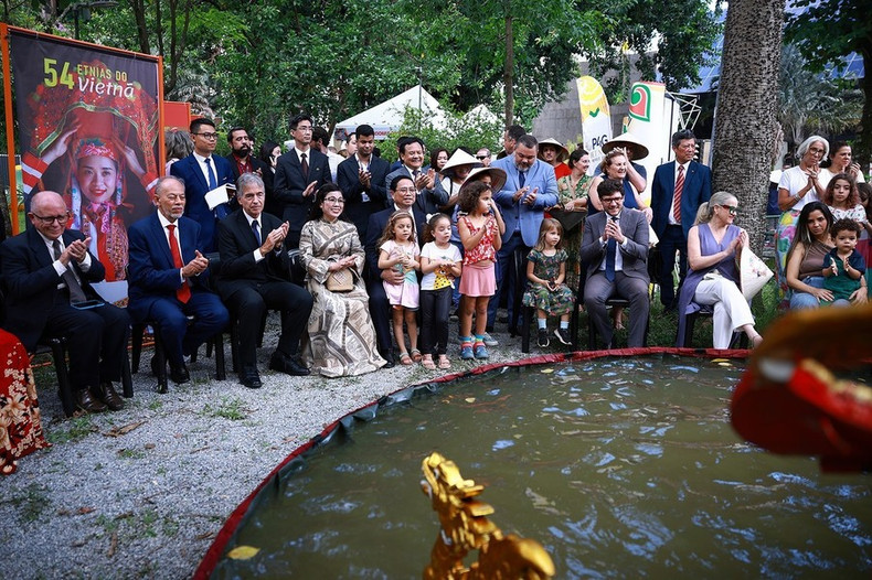 El premier vietnamita, Pham Minh Chinh, su esposa y los delegados disfrutan de títeres acuáticos.
