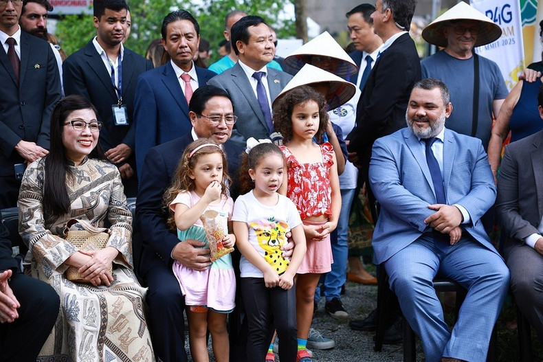 El premier vietnamita, Pham Minh Chinh, su esposa y los delegados disfrutan de títeres de agua de Vietnam.