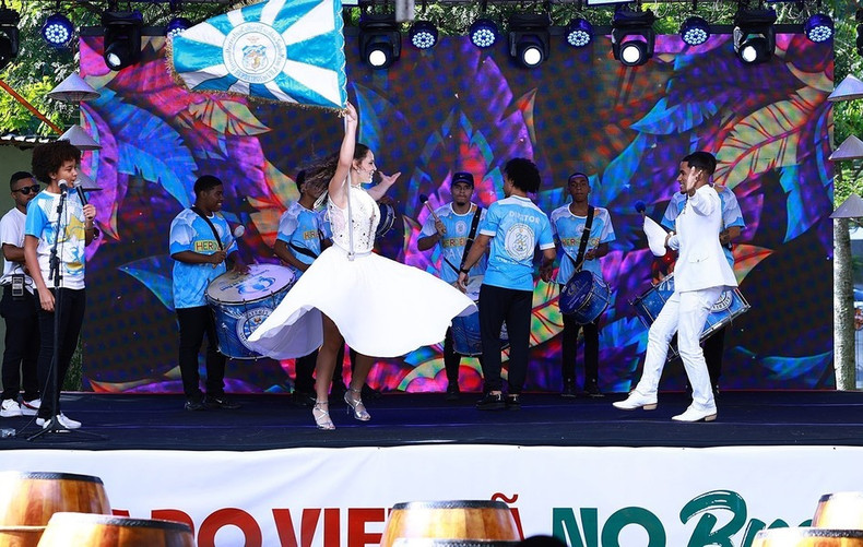 Una actuación artística en el acto.